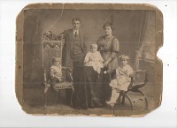 Фото сделано в Харькове, 1910 год, прабабушке 22 года. На фото также ее муж и дети