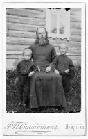 Священник Источниковской (Борисоглебской) церкви с внуками