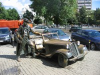 Никулин возле автомобиля в Москву 26  августа 2010 года. 004.jpg