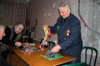 Виктор Якубов складываеи медали в Павловском 3 февраля 2012 .jpg