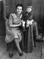 Юрик с мамой 1949.jpg